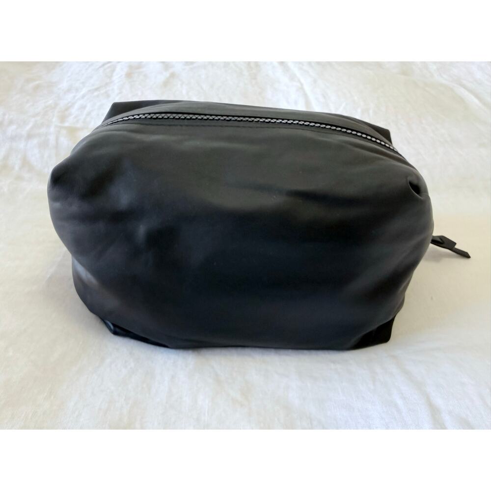 Bottega Veneta | Black Calfskin Leather Hidrology Zip Pouch | Travel Bag Case - Picture 3 of 15